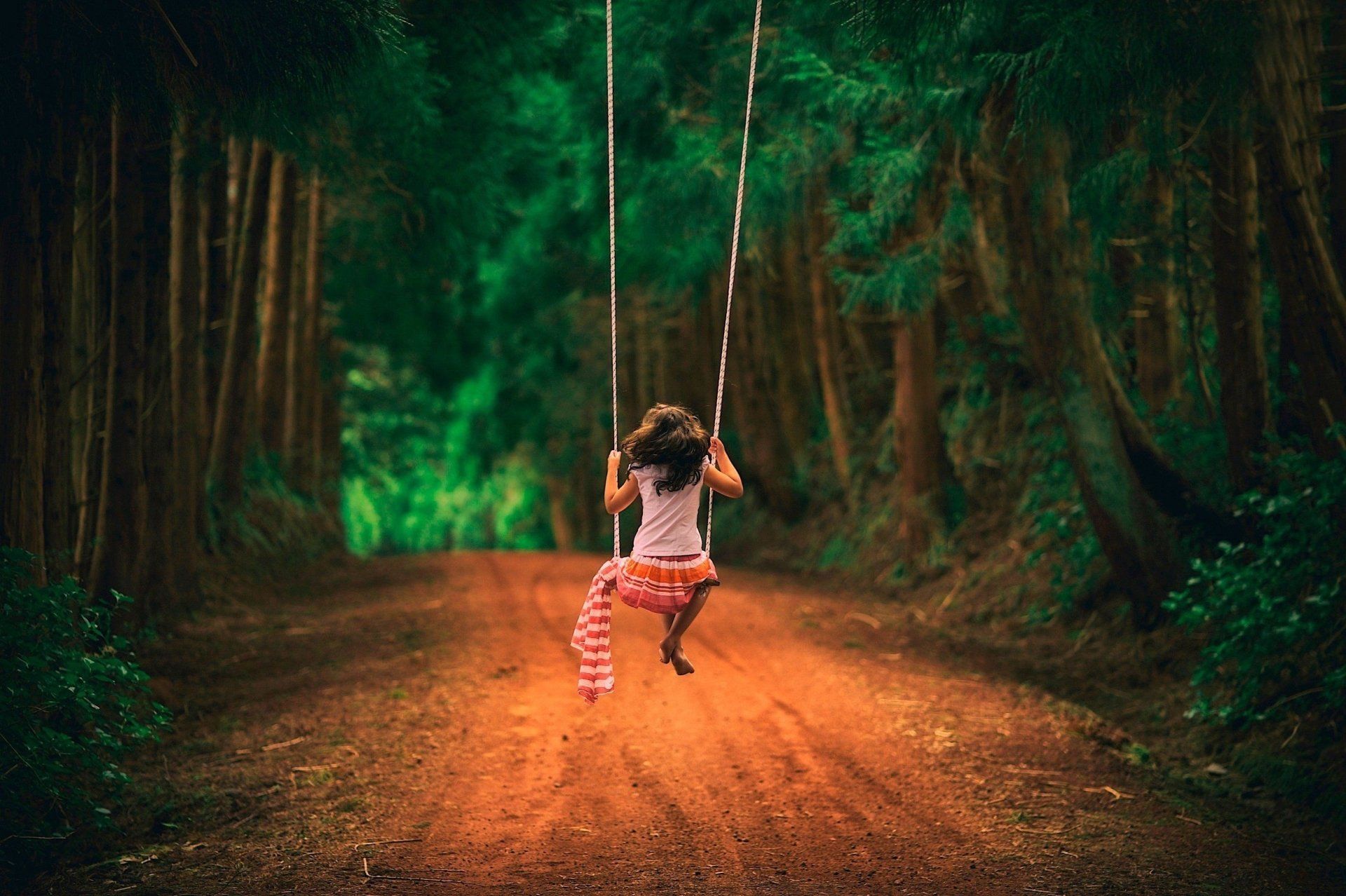Girl on swing, wallpaper 363.1 kb