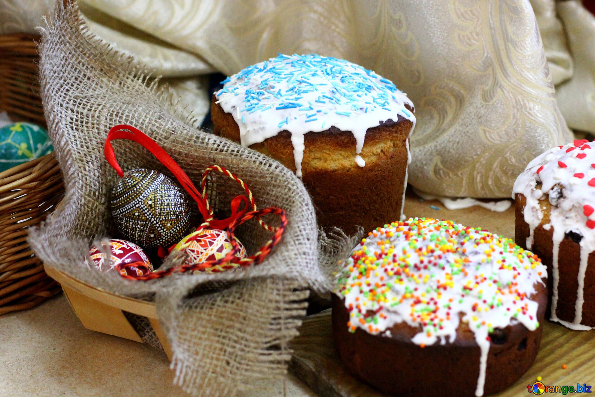Easter picture easter cupcakes and hanging ornaments egg № 51237