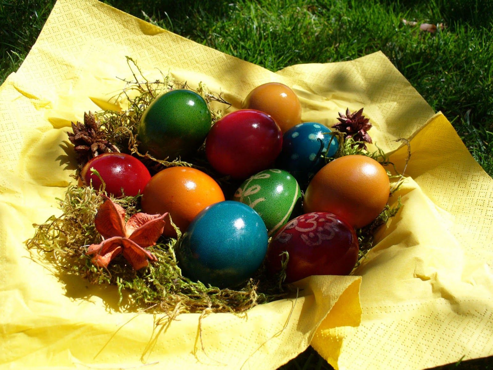 Picnic with Easter Eggs HD Wallpaper