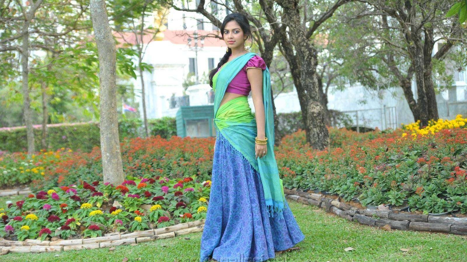 Free download Paul In Saree Wallpaper Iddarammayilatho Movie Full