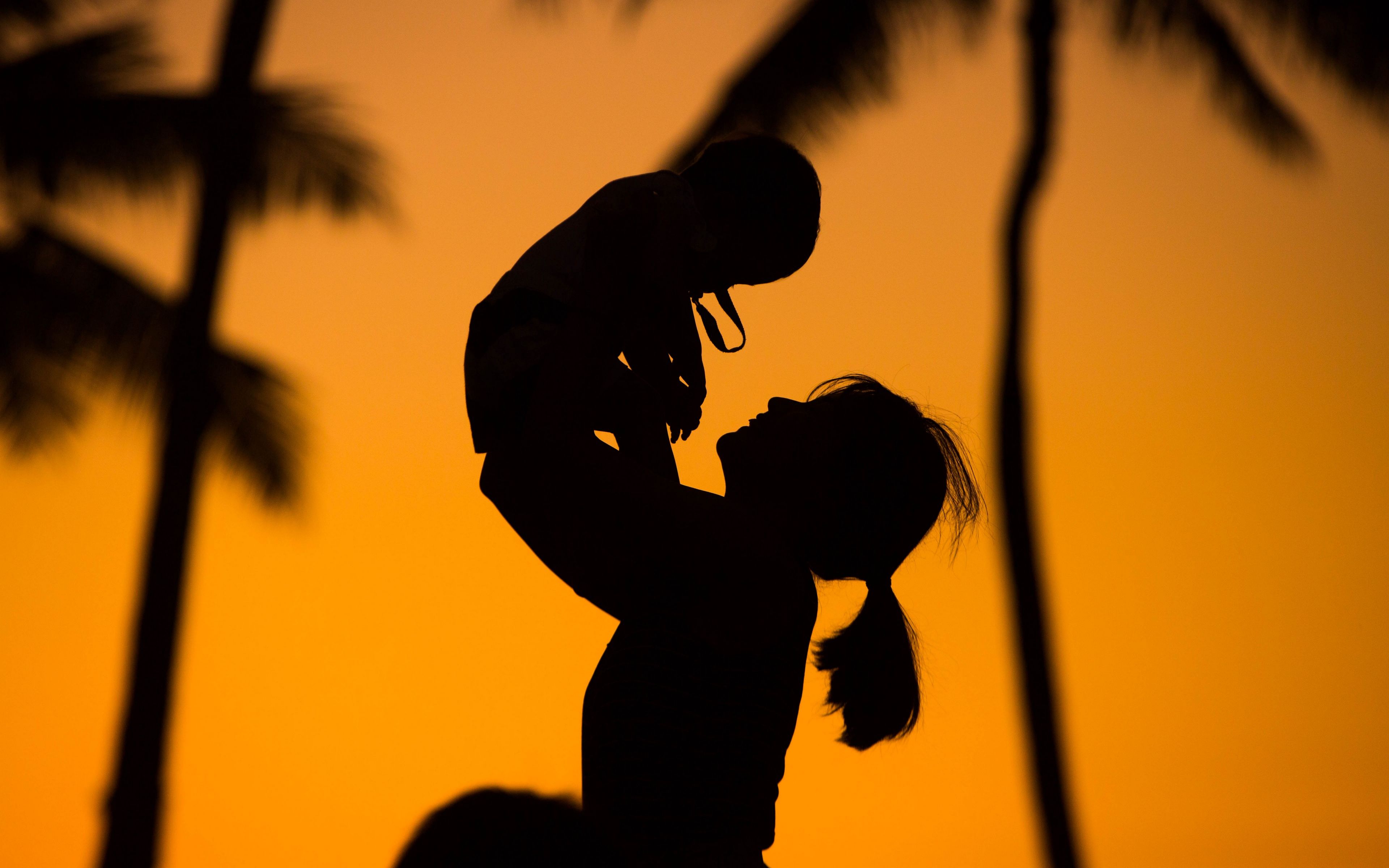 Download wallpaper 3840x2400 silhouettes, mother, child, sunset 4k