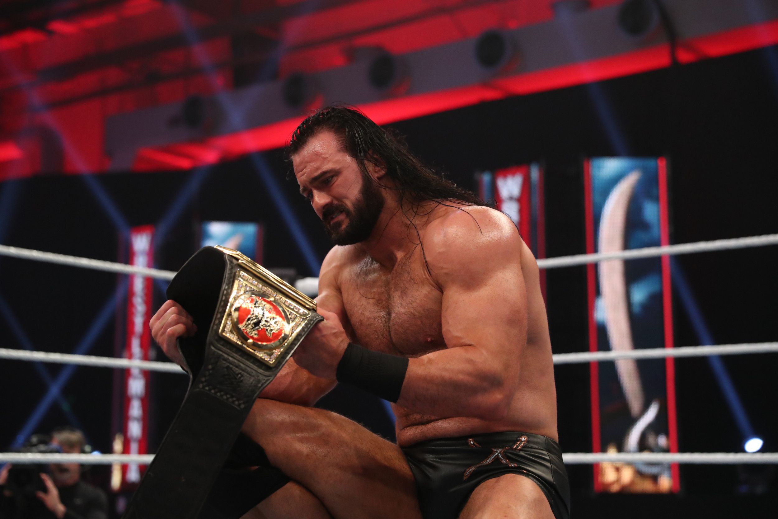 Drew McIntyre Defeats Brock Lesnar to Win WWE Championship at