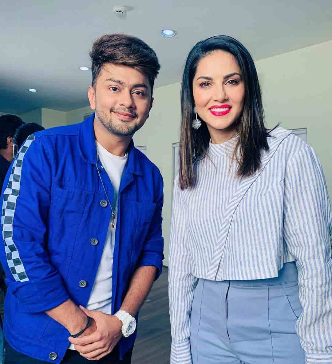 Awez darbar with sunny leone. Tik Tok Newz