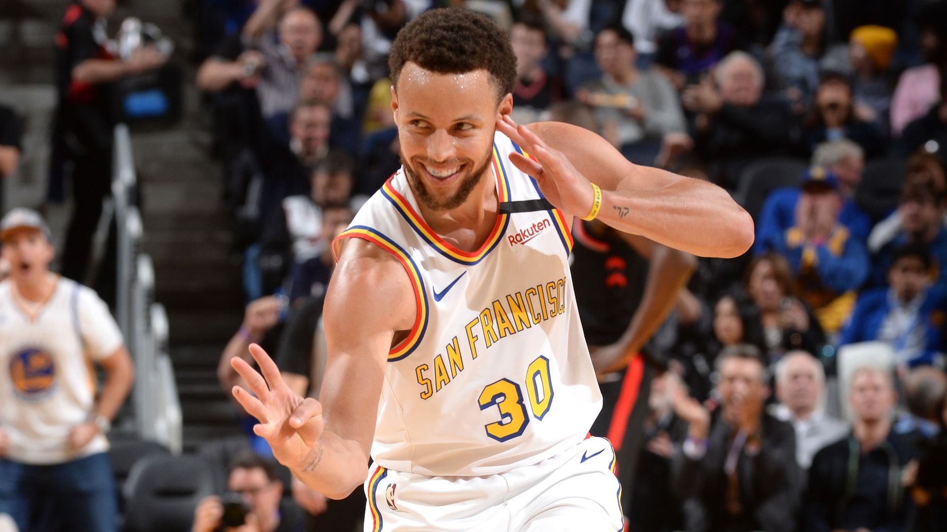 Stephen Curry electrifies crowd in return to Golden State