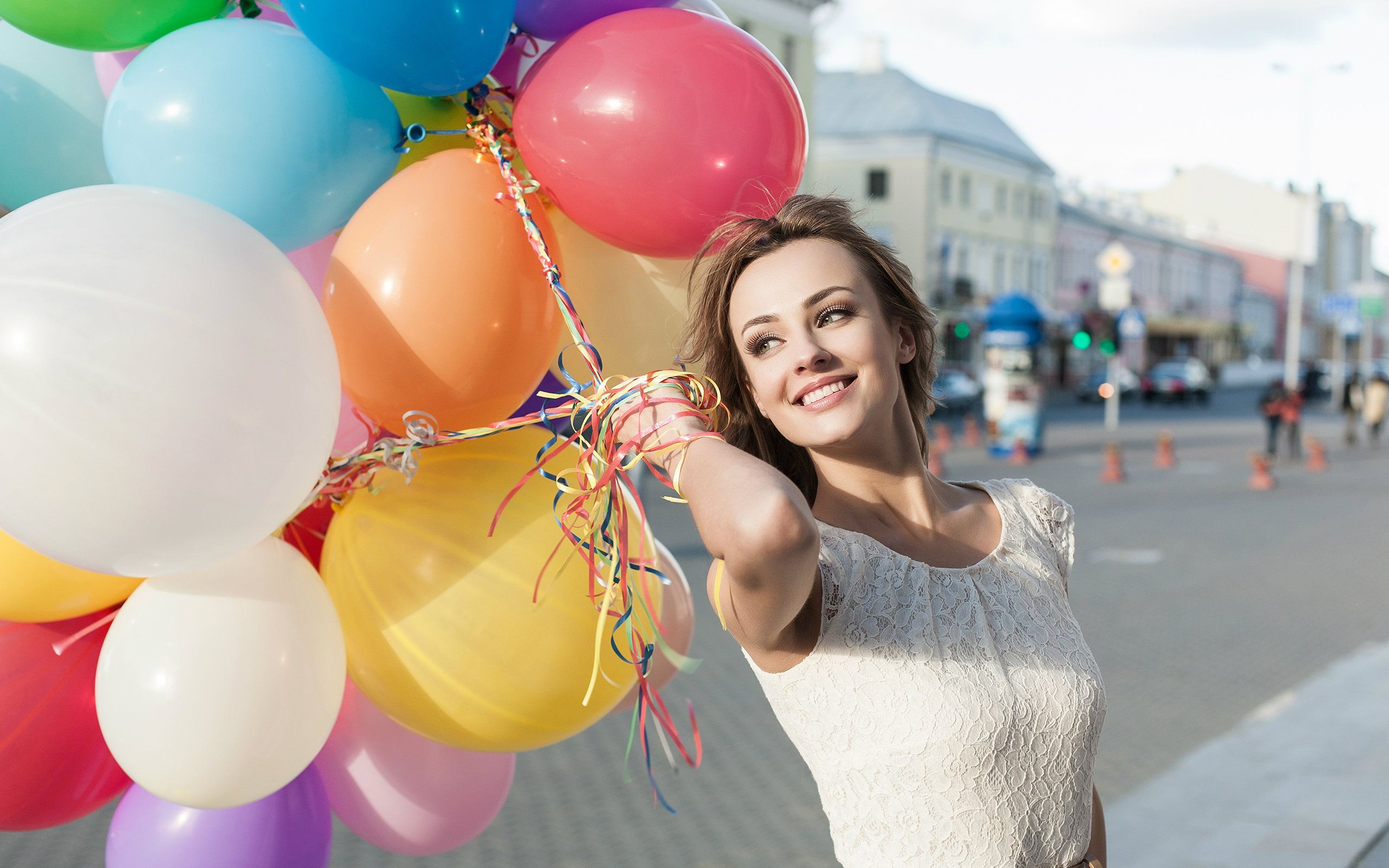 Happy blonde girl with balloons wallpaper