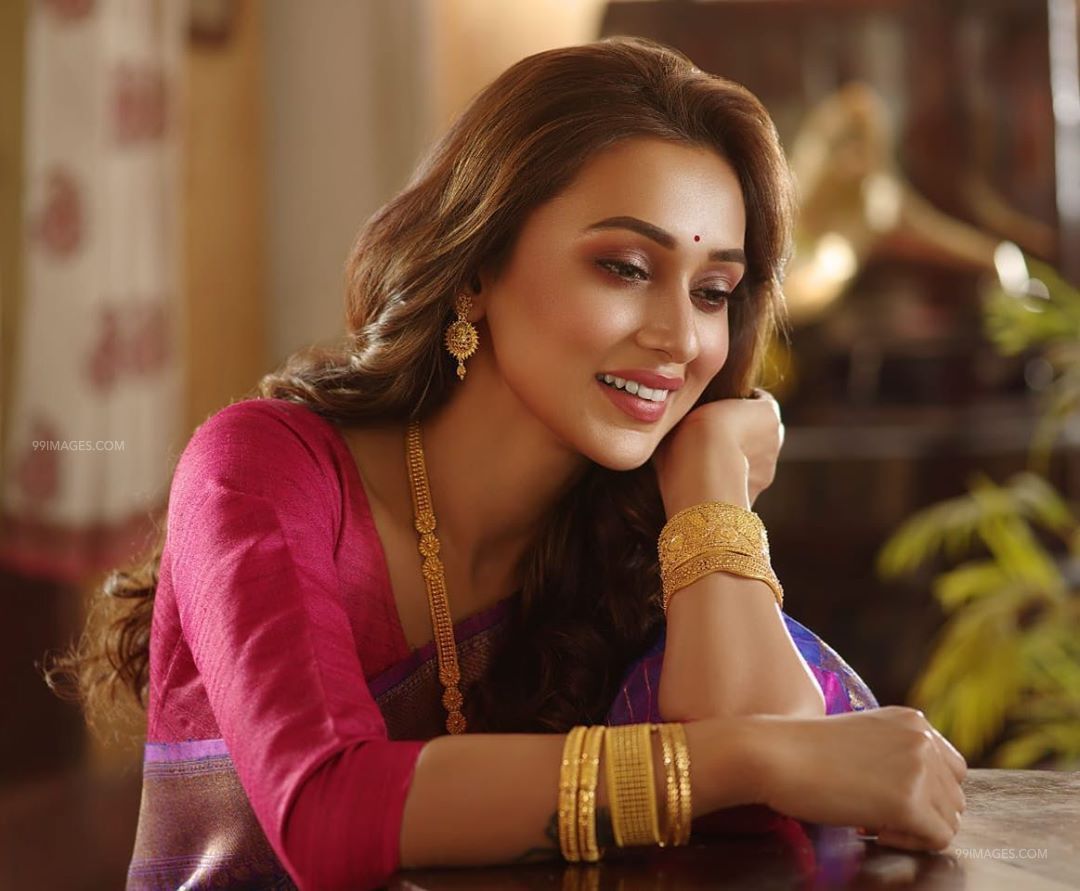 Mimi Chakraborty Hot Beautiful HD Photo / Wallpaper