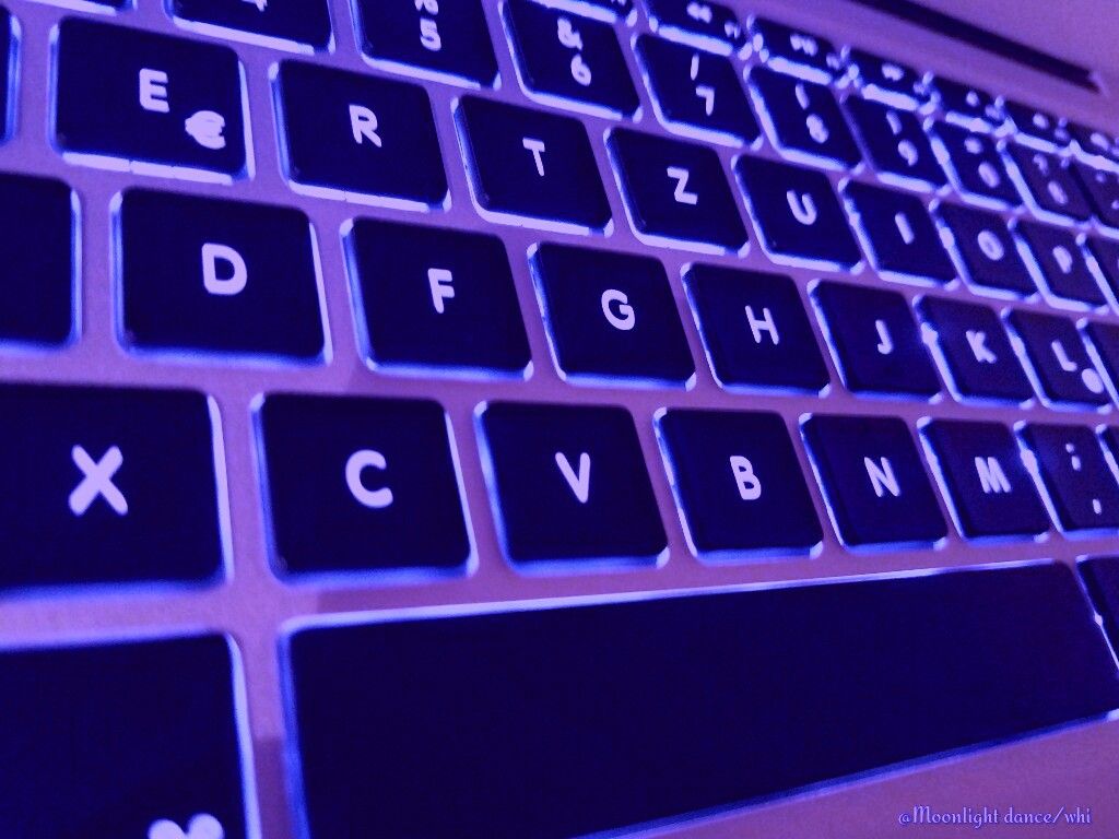 Purple tastature from a macbook air 13