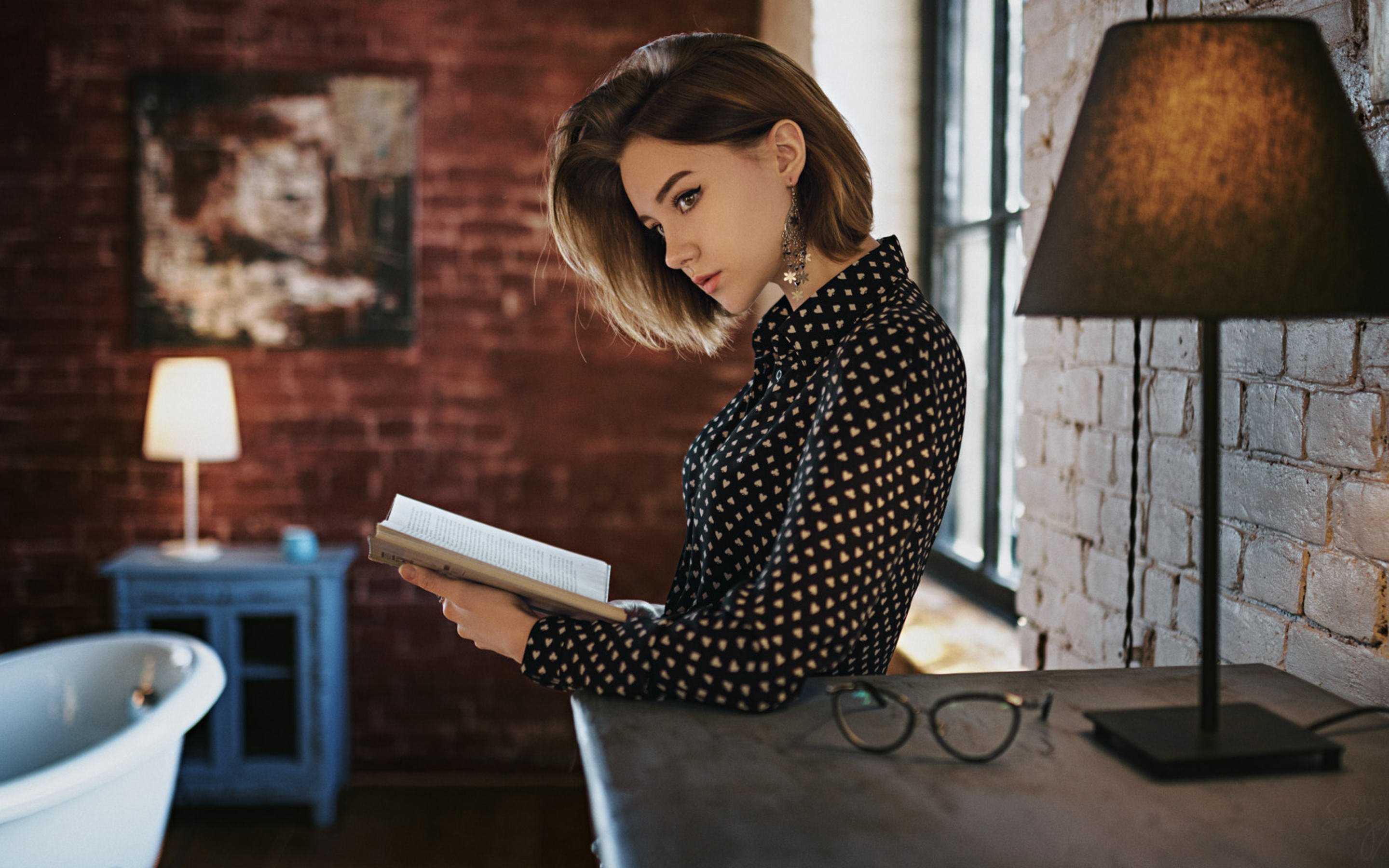 Gorgeous Girl With Book Looking Away HD Wallpaper (2880x1800)
