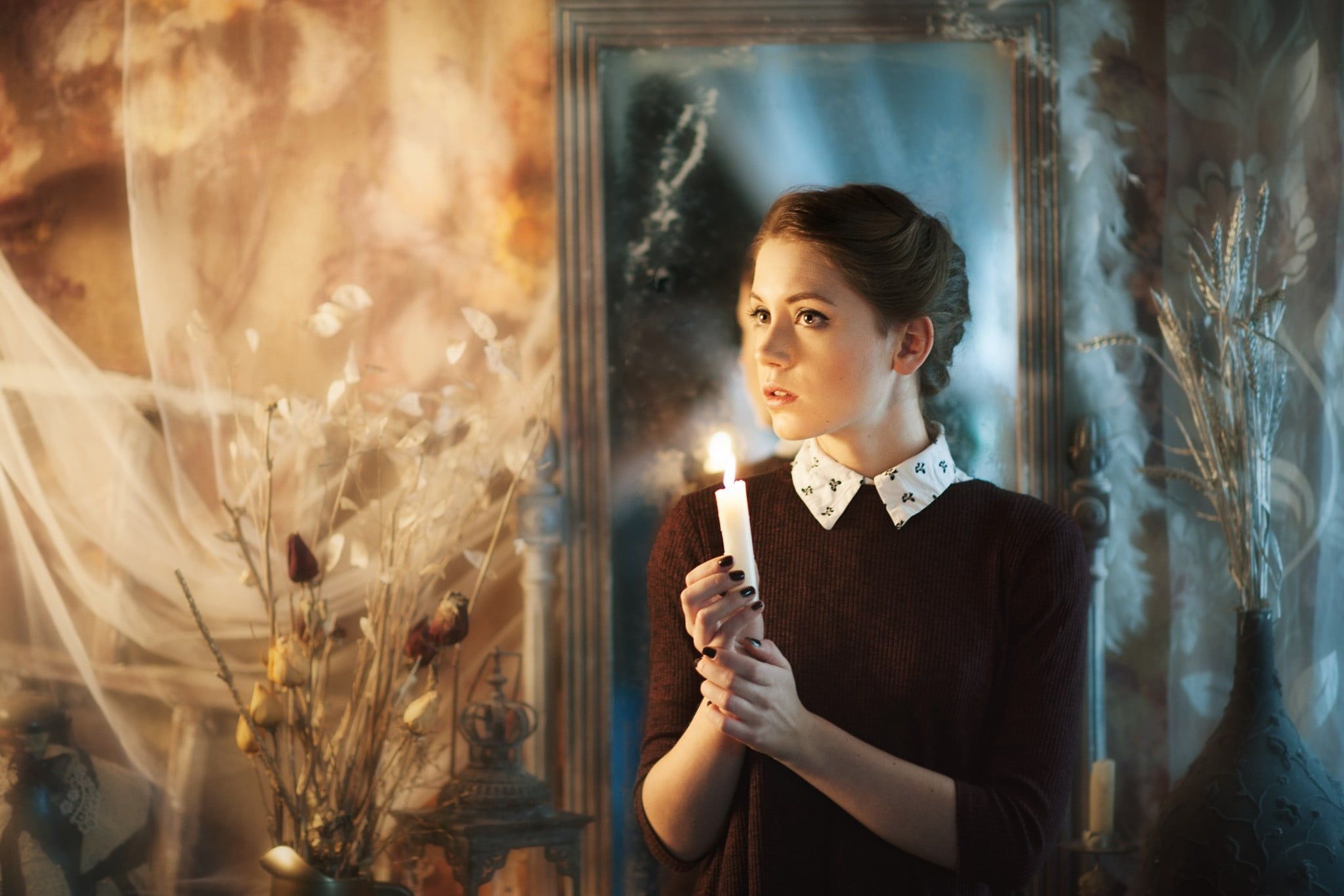 Woman holding a candle HD wallpaper
