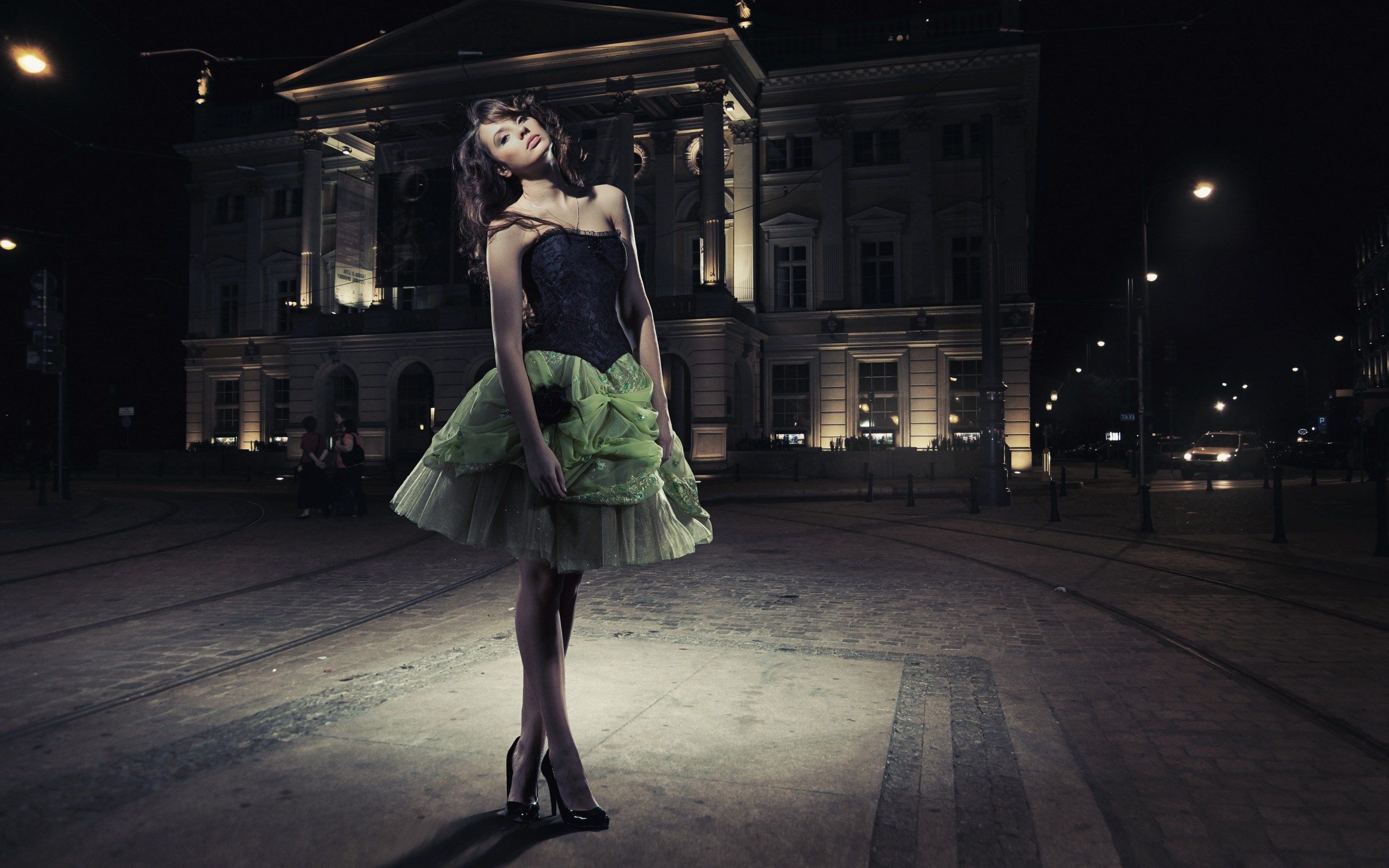 Beautiful Girl City Night wallpaperx1600