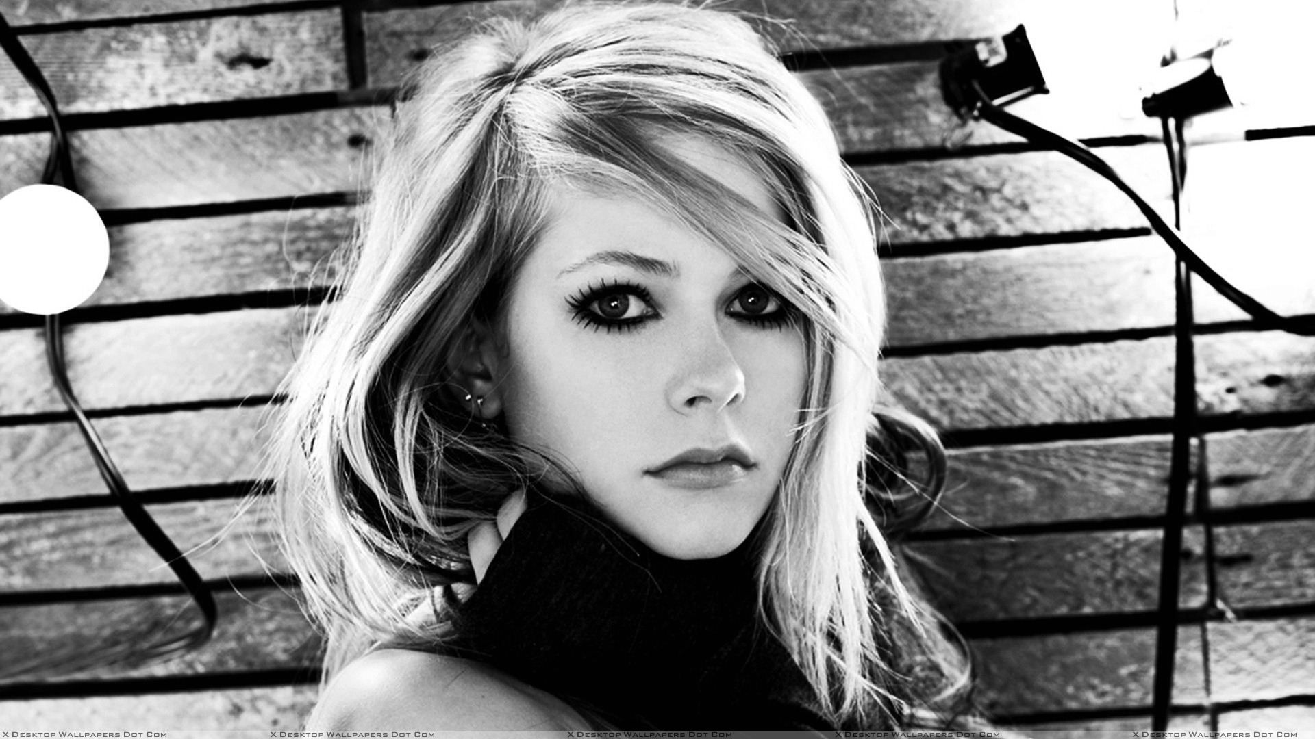 Avril Lavigne Black N White Sad Face Photo Wallpaper