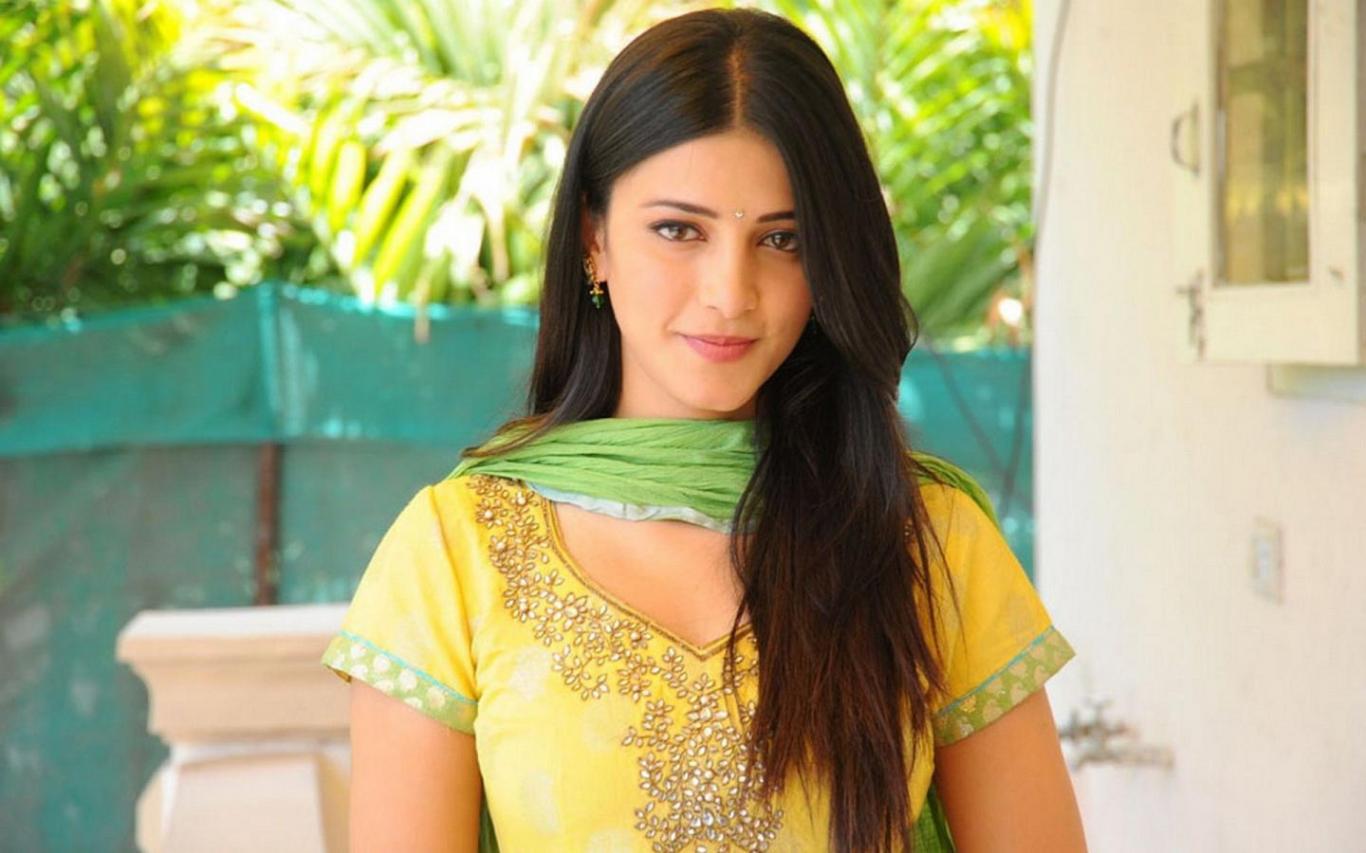 Shruti Hassan Cute Wallpaper HD