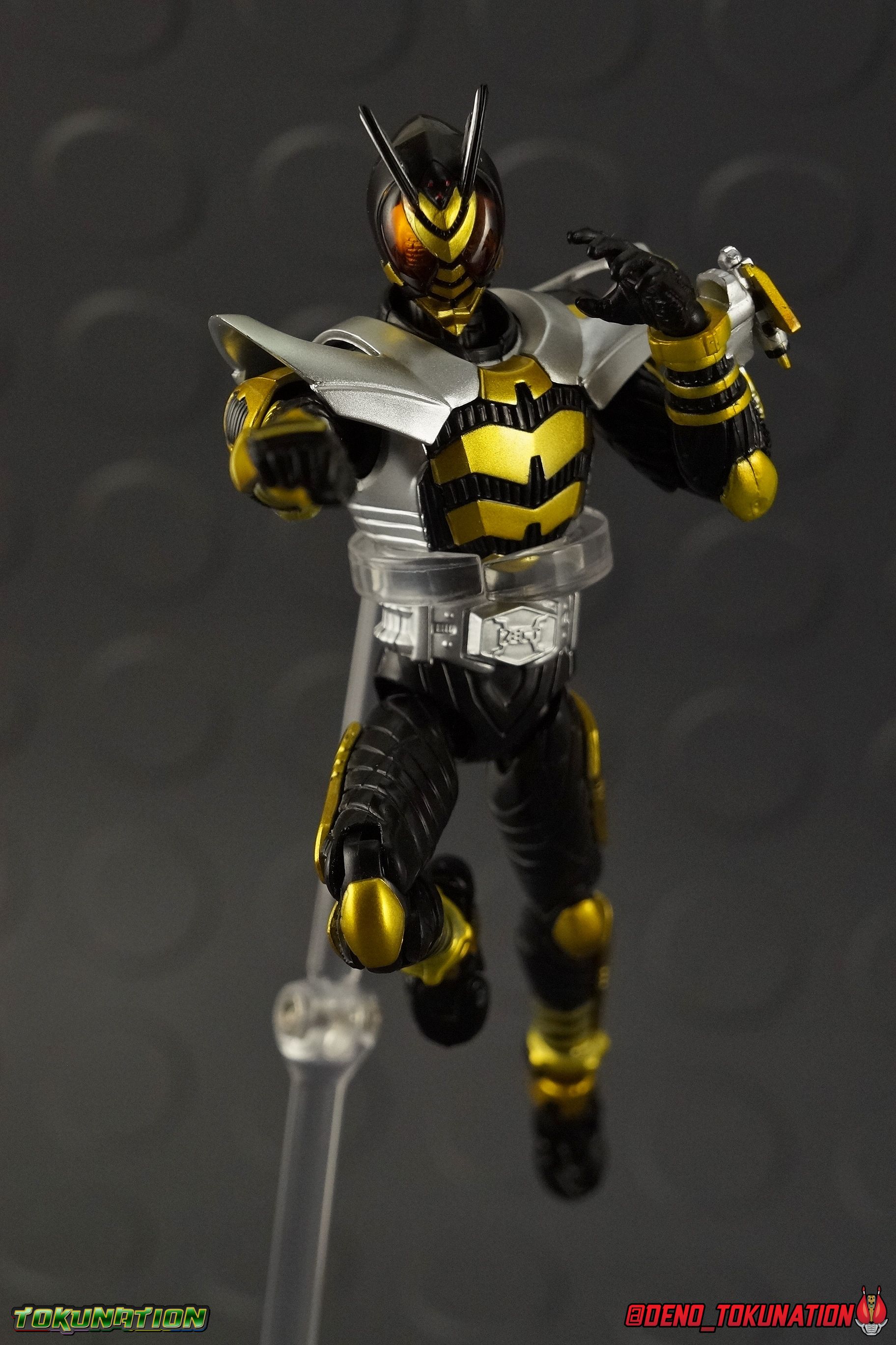 S.H. Figuarts Kamen Rider TheBee Gallery Toy Box Entry