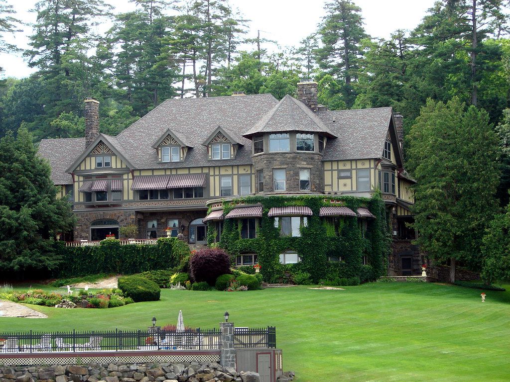 Lifestyles of the Rich and Famous, Houses Along Lake G