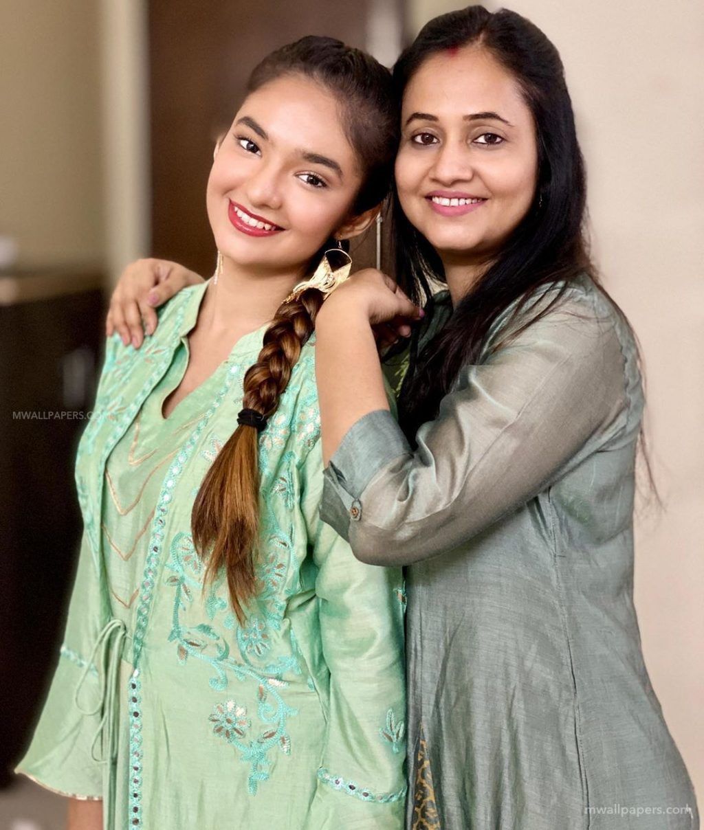 anushka sen night dress