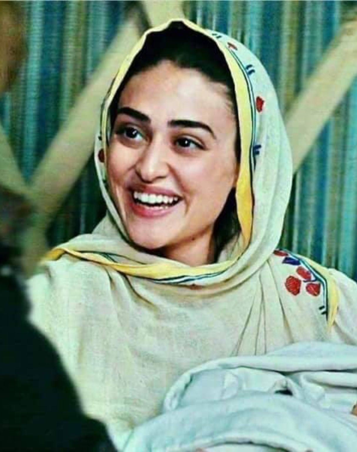 Esra Bilgiç HD Mobile Wallpapers - Wallpaper Cave