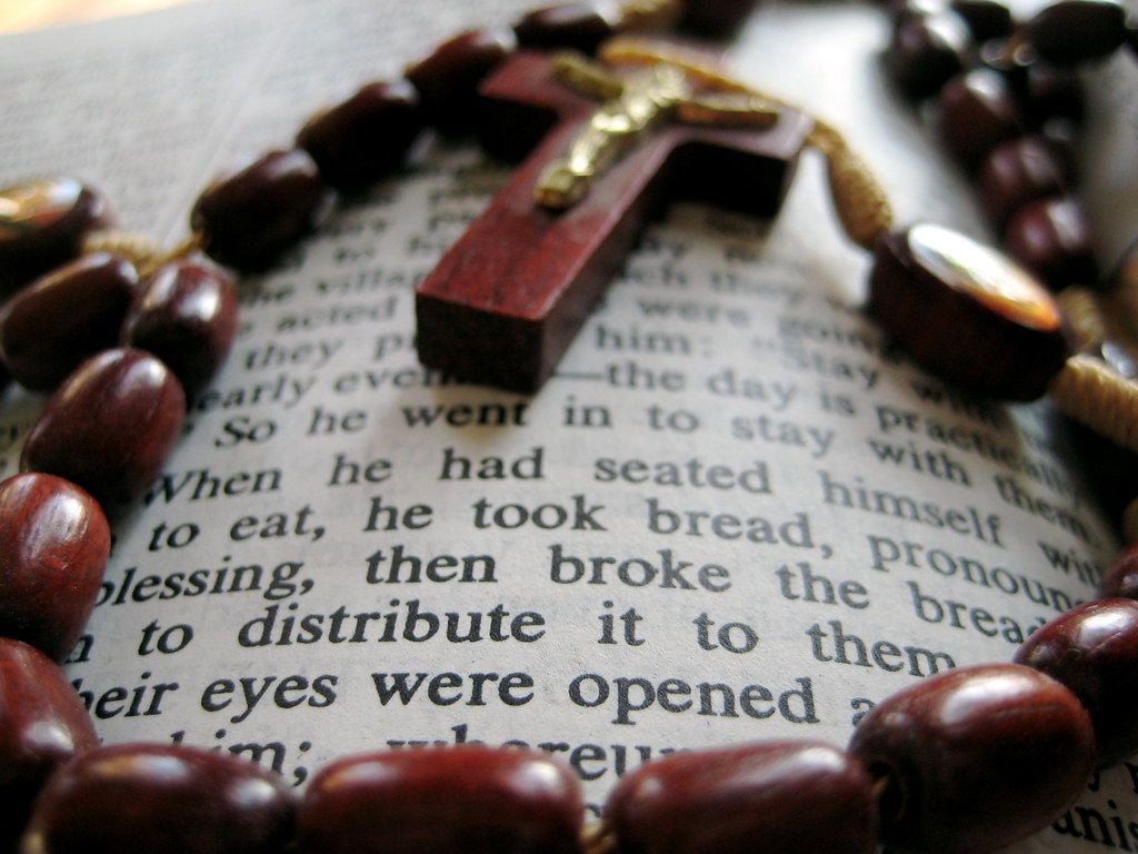 Bible And Rosary Wallpapers - Wallpaper Cave