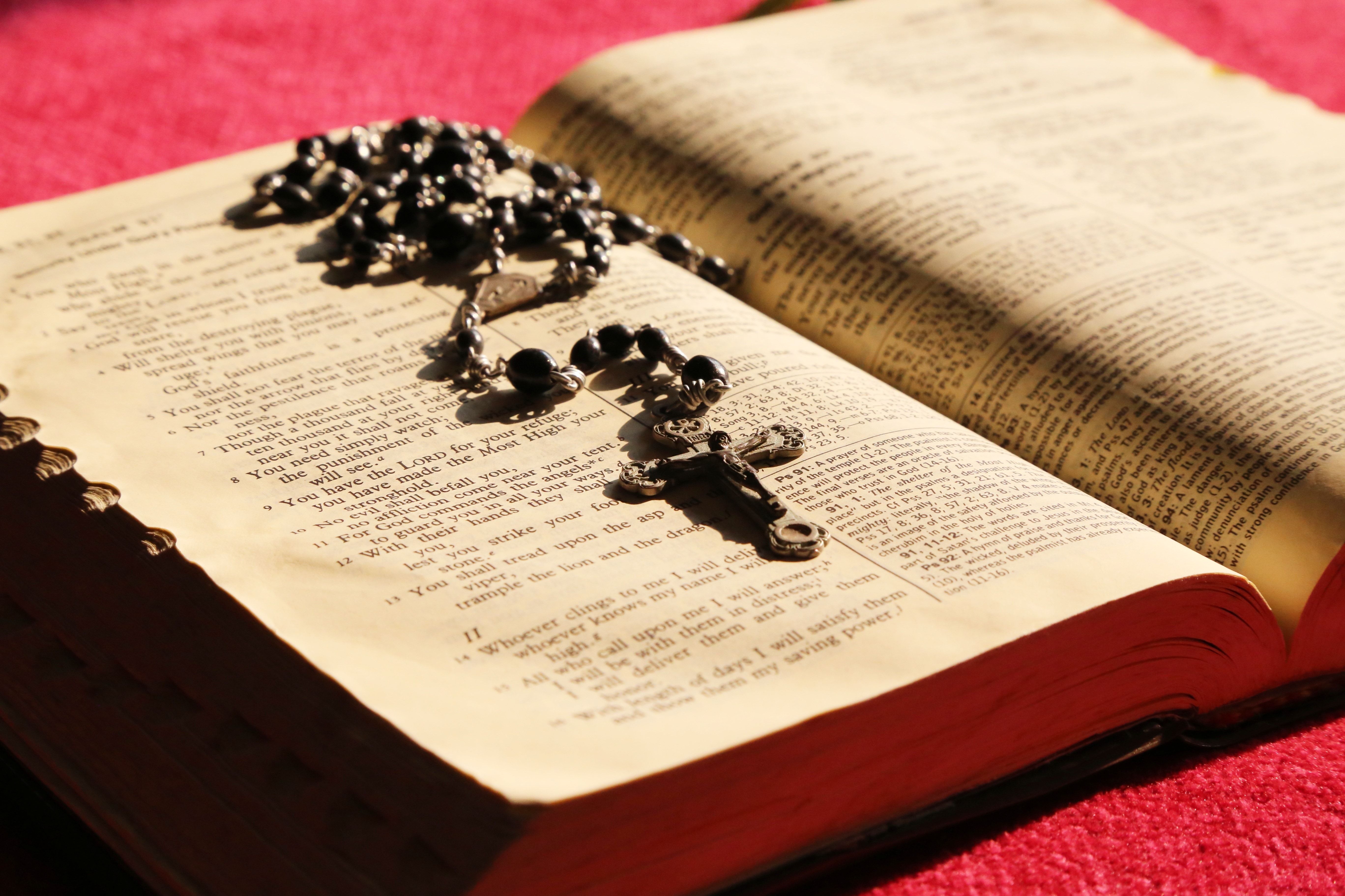 Bible And Rosary Wallpapers - Wallpaper Cave