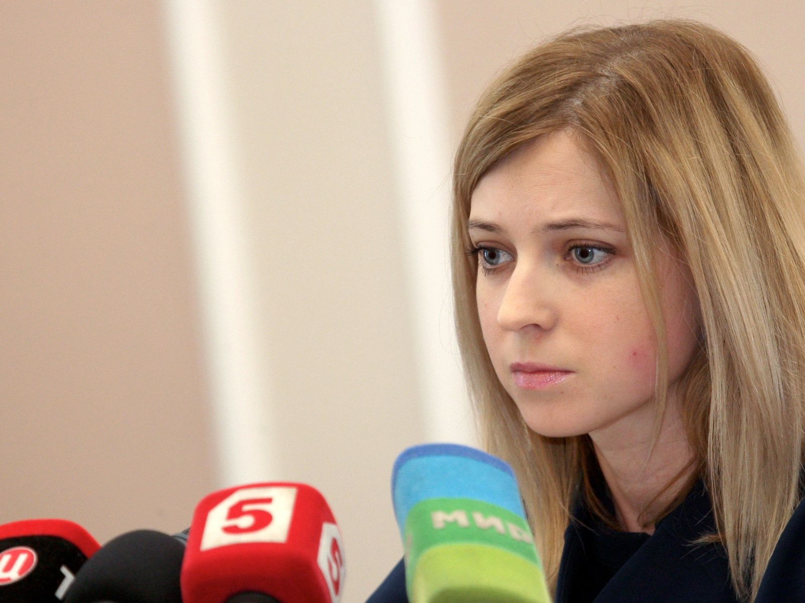 Natalia Poklonskaya gives interviews Desktop wallpaper 1600x1200