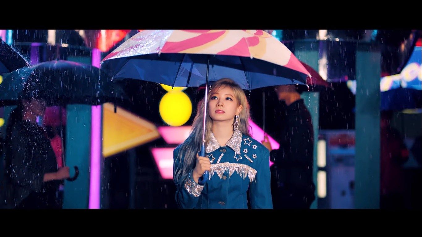 Dahyun TWICE Berjalan di Tengah Hujan Pada Video Teaser 'Feel