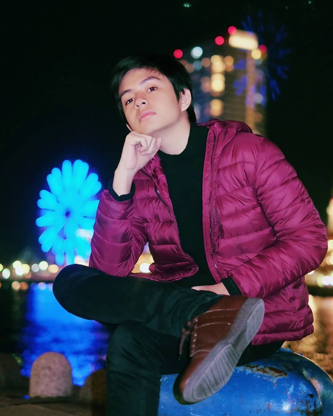 Gambar mungkin berisi: 1 orang, malam. Orang, Selebritas, Suami