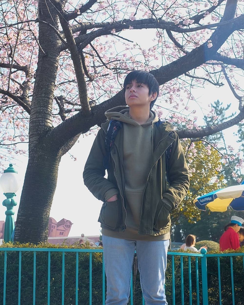 Gaya Travelling Angga Yunanda, Pesonanya Bak Member Boyband Korea