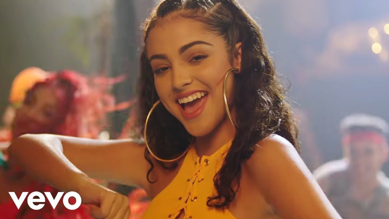 Malu Trevejo Llena (Official Video). Singing