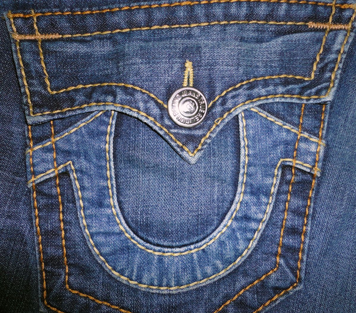 Джинсы в форме подковы. True Religion джинсы. Levis true Religion. Задний карман джинс. Карман джинсовый.