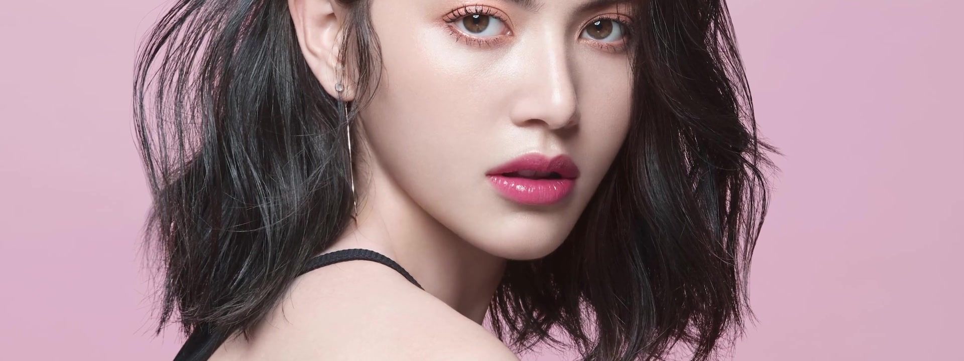 Mai Davika JUNG SAEM MOOL 2019年春季广告拍摄幕后电影• 52movs.com