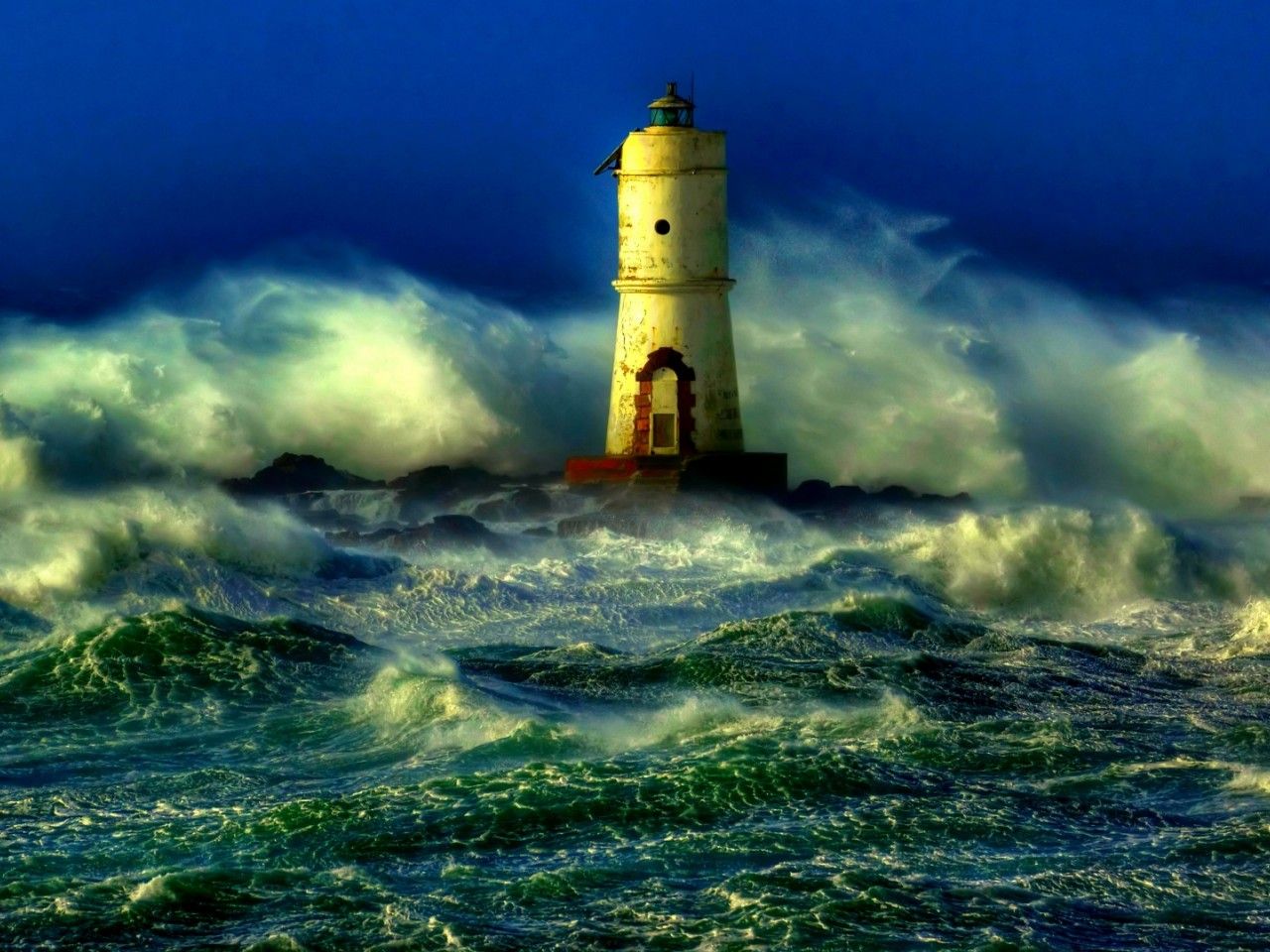 Lighthouse light during sea storm HD Wallpaper 1280x960