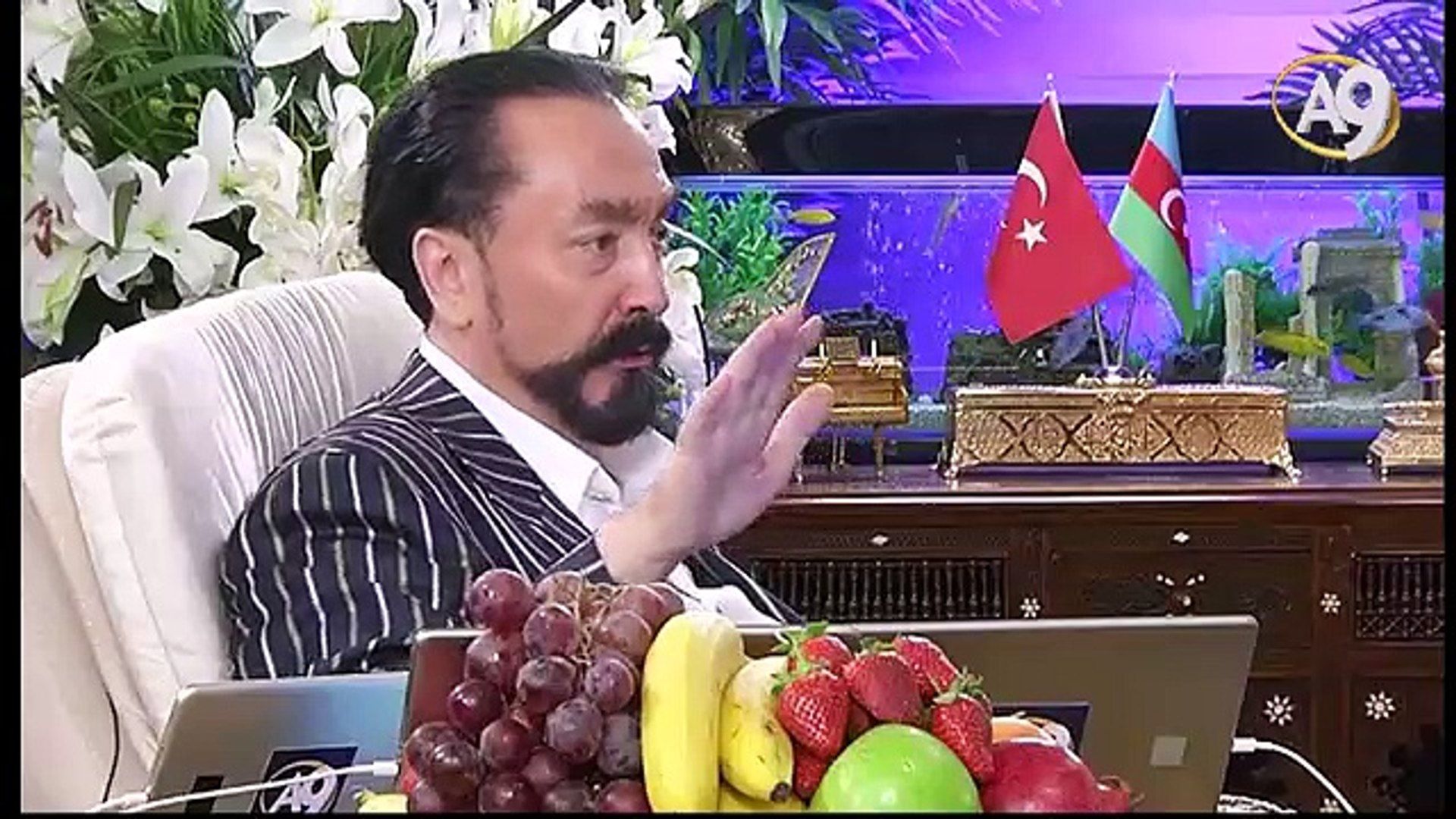 Hülagü ve baş celladı Baycu Noyan Mevlana'nın dizinin dibinden