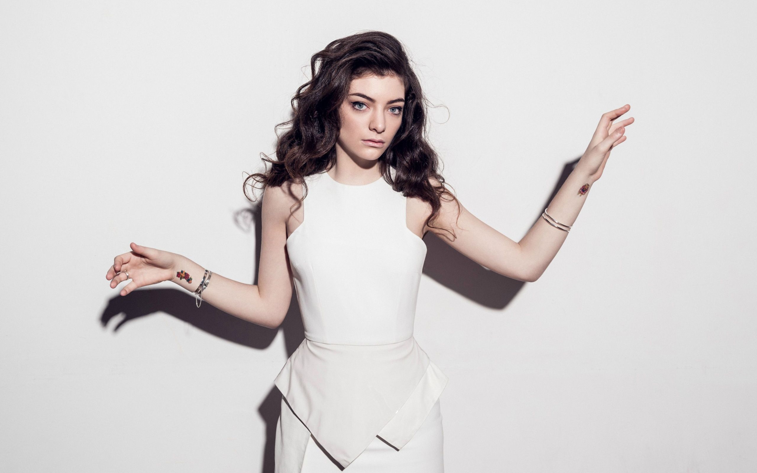 Download Lorde, white dress, pretty wallpaper, 2560x Dual
