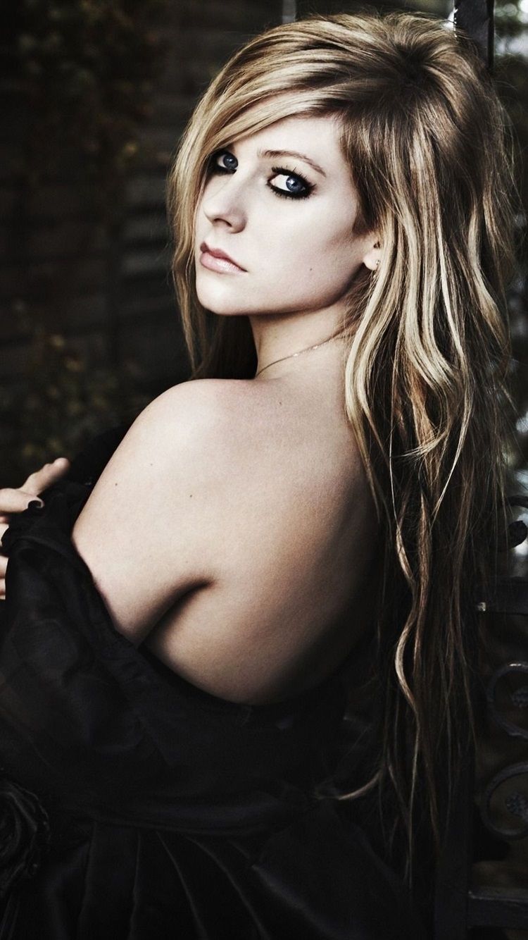 Avril Lavigne 41 750x1334 IPhone 8 7 6 6S Wallpaper, Background