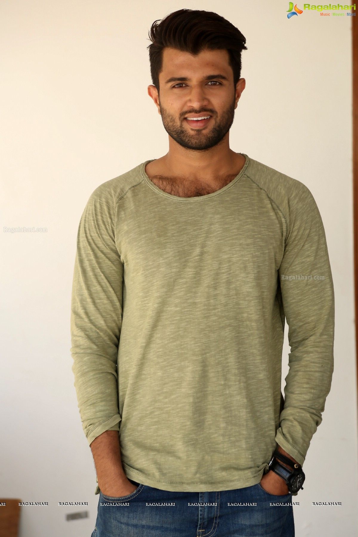 vijay devarakonda in t shirt