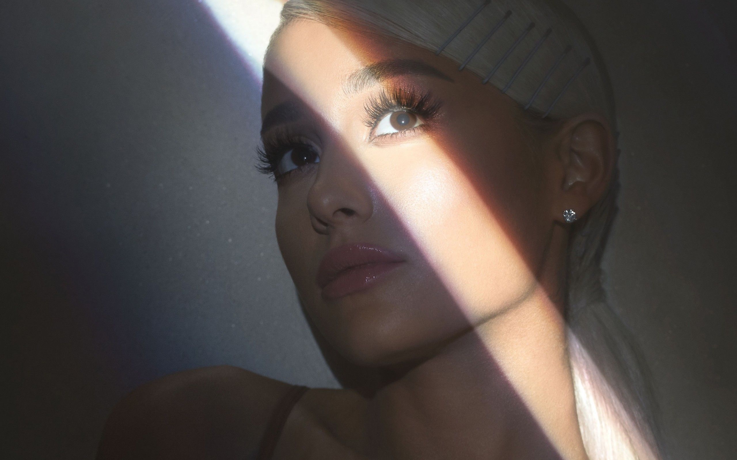 Download 2560x1600 Ariana Grande, Light, Singer, Sweetener
