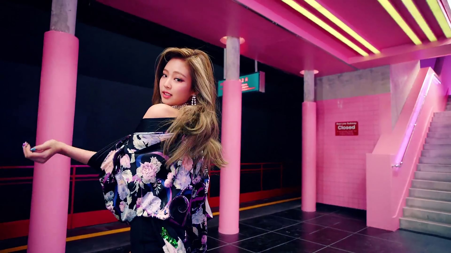 Jennie Desktop Wallpaper