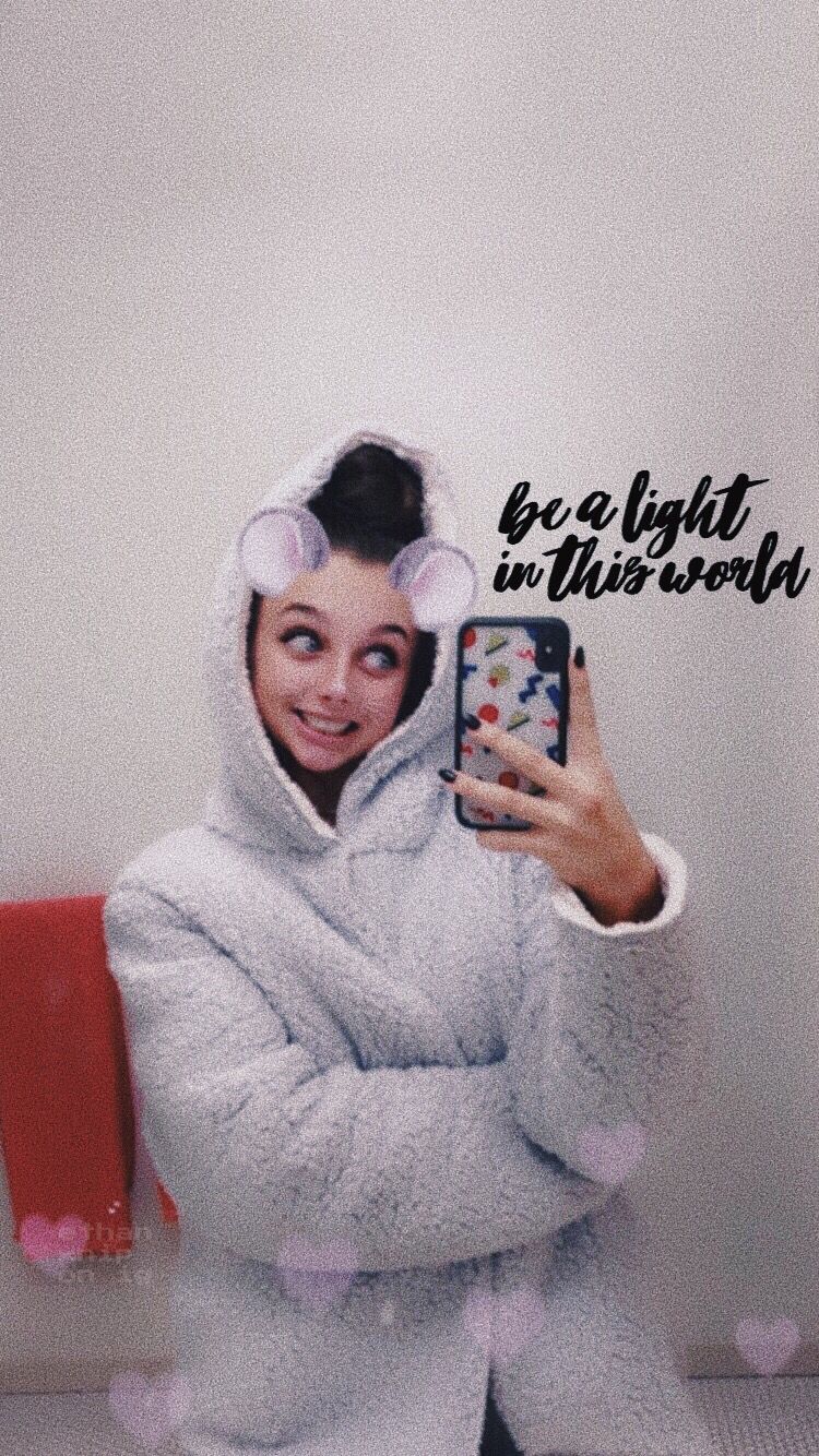 emma chamberlain lockscreen