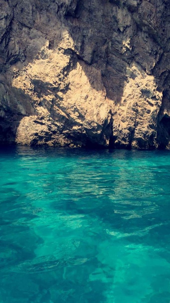 Capri #capri #italy #wallpaper #iphonewallpaper #iphone6 #view #sea #rocks #beautiful #summer #europe