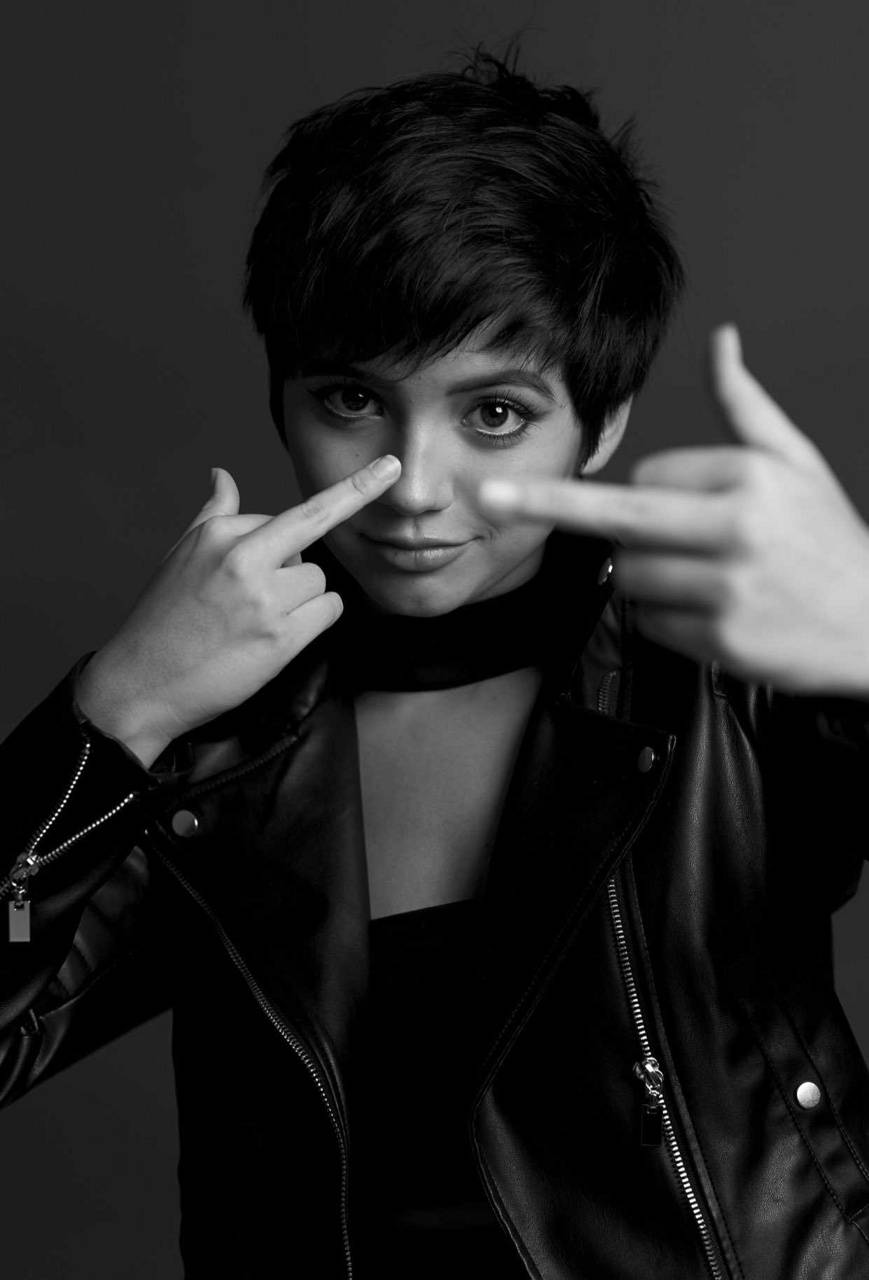 Isabela Moner wallpaper