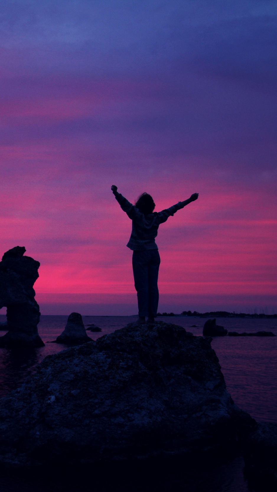 Download wallpaper 938x1668 person, sunset, rocks, sea, happiness