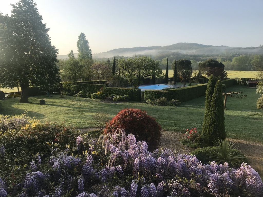 Wonderful Farmhouse and Cottage with large heated pool De