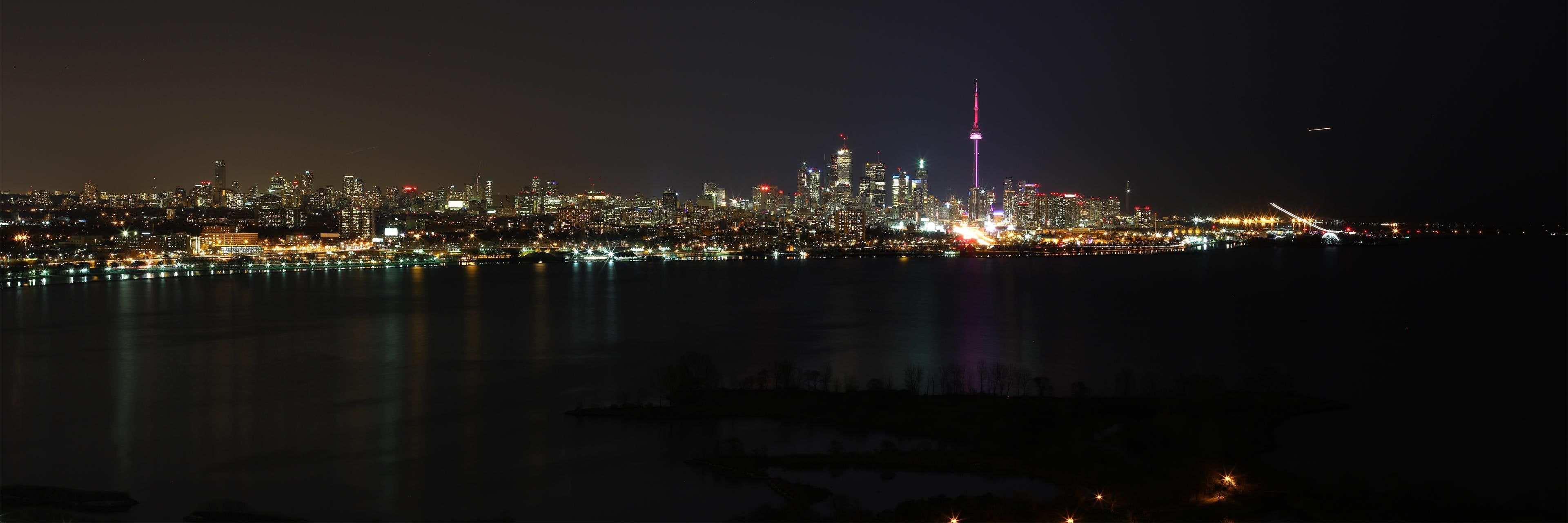 Toronto skyline panorama (dual monitor desktop size)