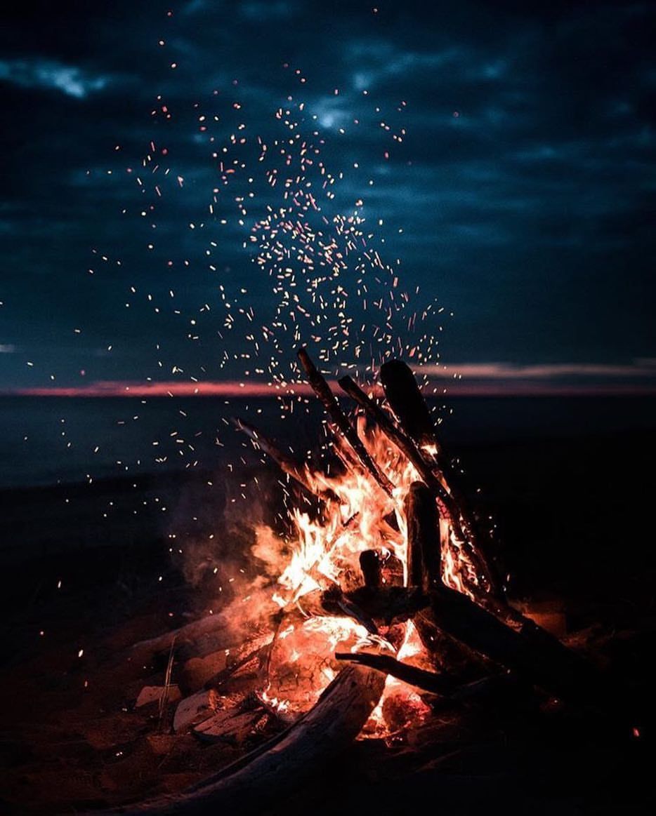 Summer night bonfire on the beach (с изображениями). Живописные