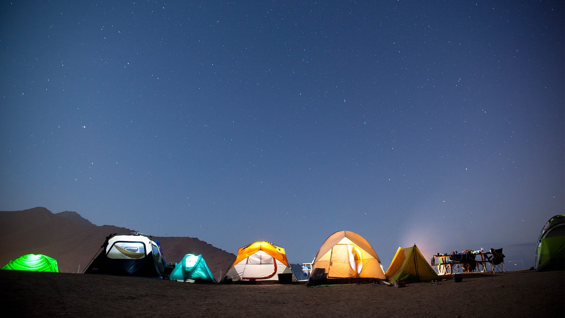 Зеленая палатка на фоне звездного неба