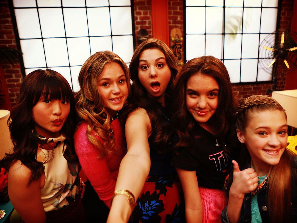 Bella And The Bulldogs Wallpapers - Wallpaper Cave