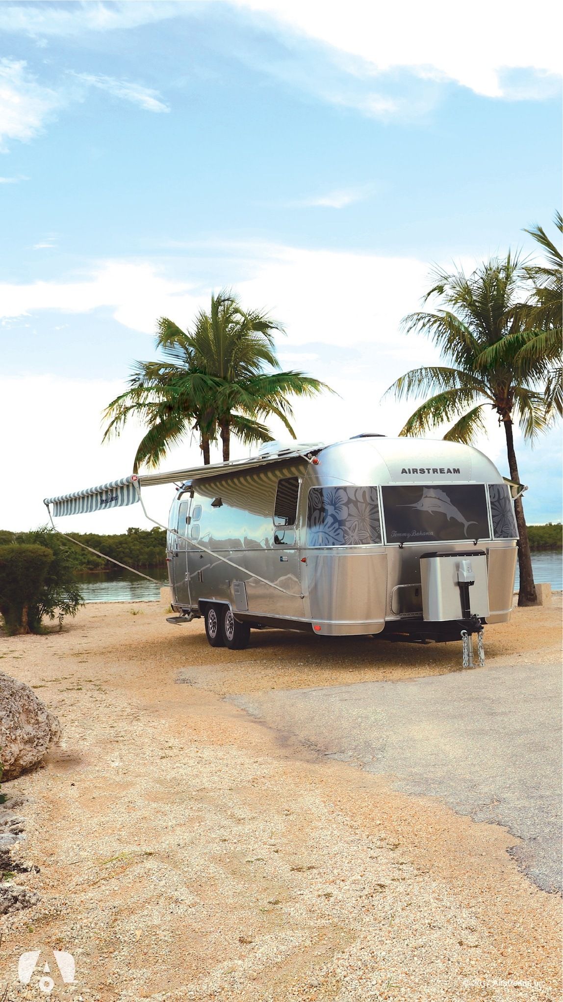 Sun Kissed Screens: Airstream Desktop & Mobile Wallpaper