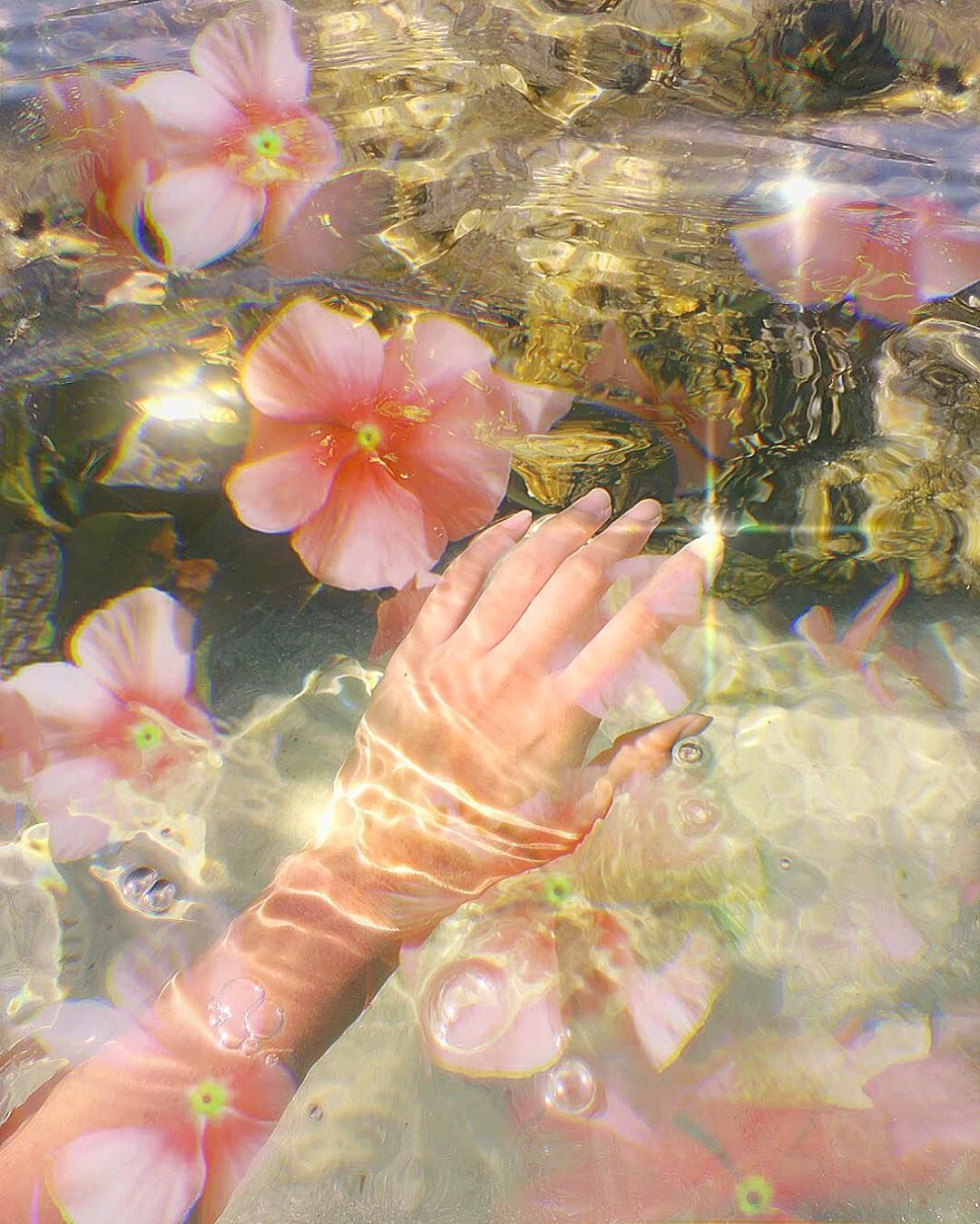Aesthetic Water Hand Wallpapers - Wallpaper Cave