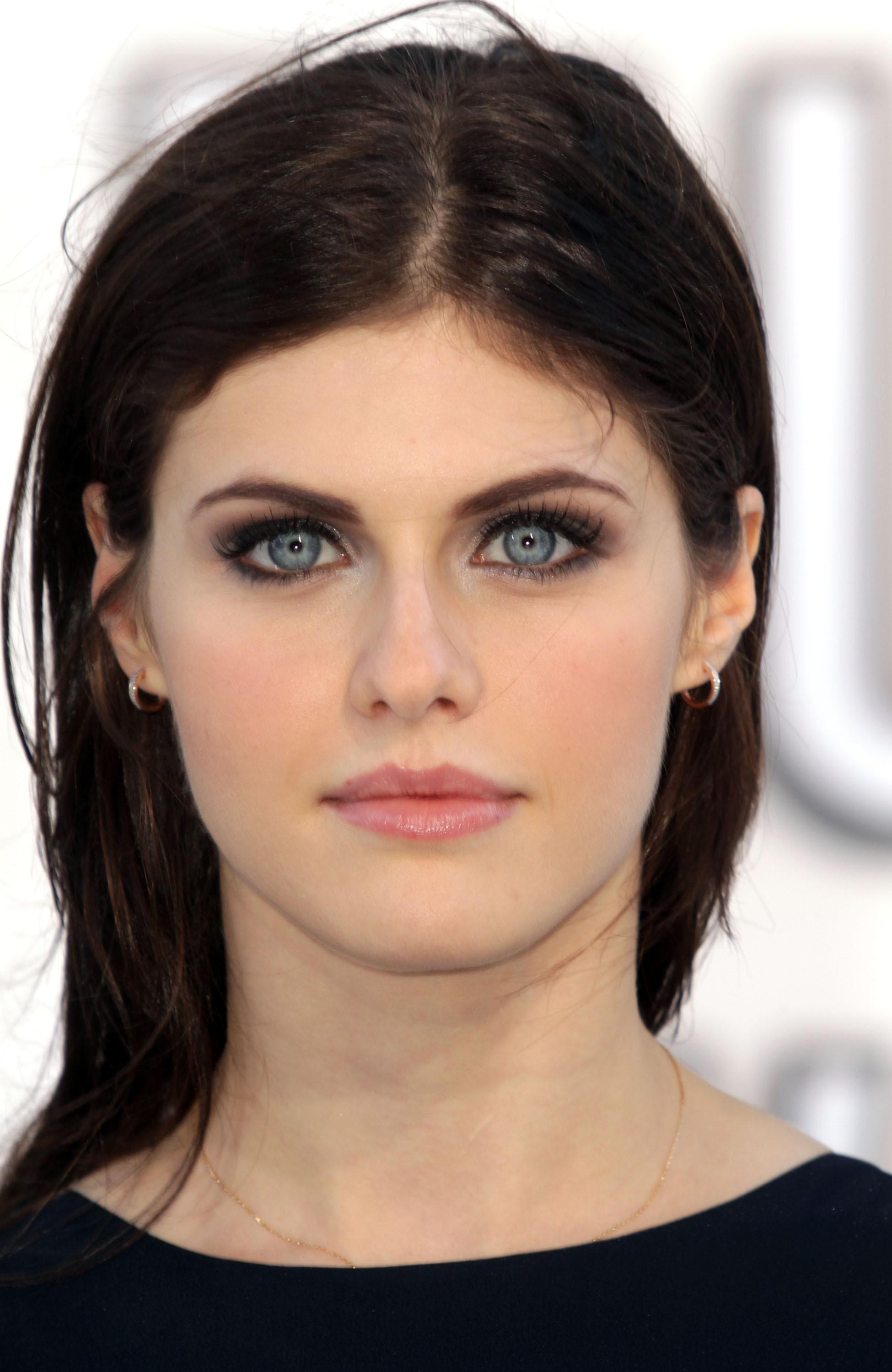 Alexandra Daddario HD Wallpaperwallpaper.net