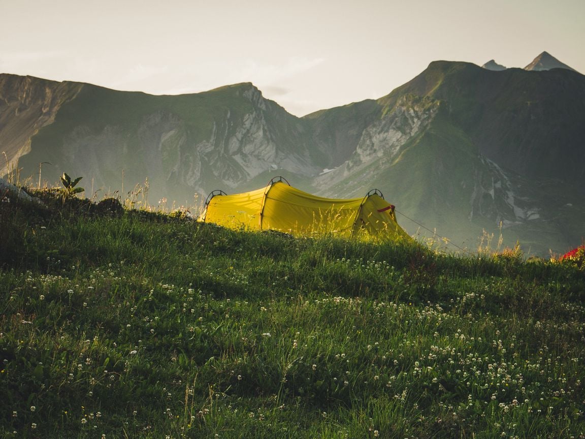 Download wallpaper 1152x864 tent, camping, mountains, grass