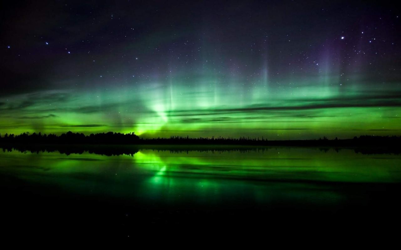 Northern lights over the water in Norway Desktop wallpaper 1280x800